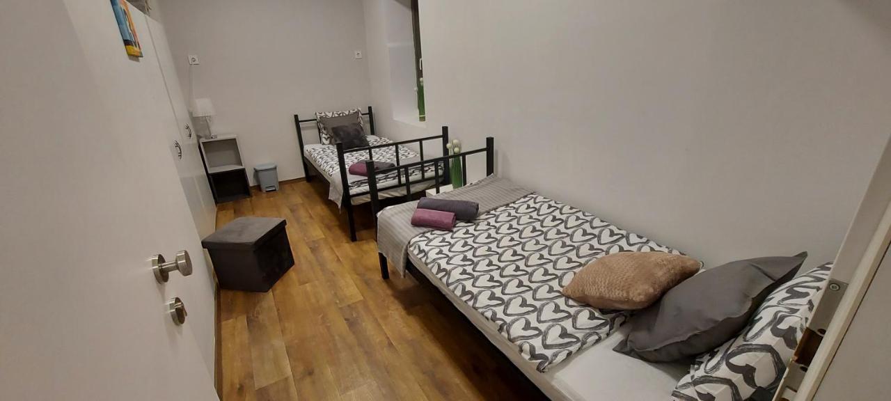 London Fog Apartment In The Party District Budapest Exteriör bild