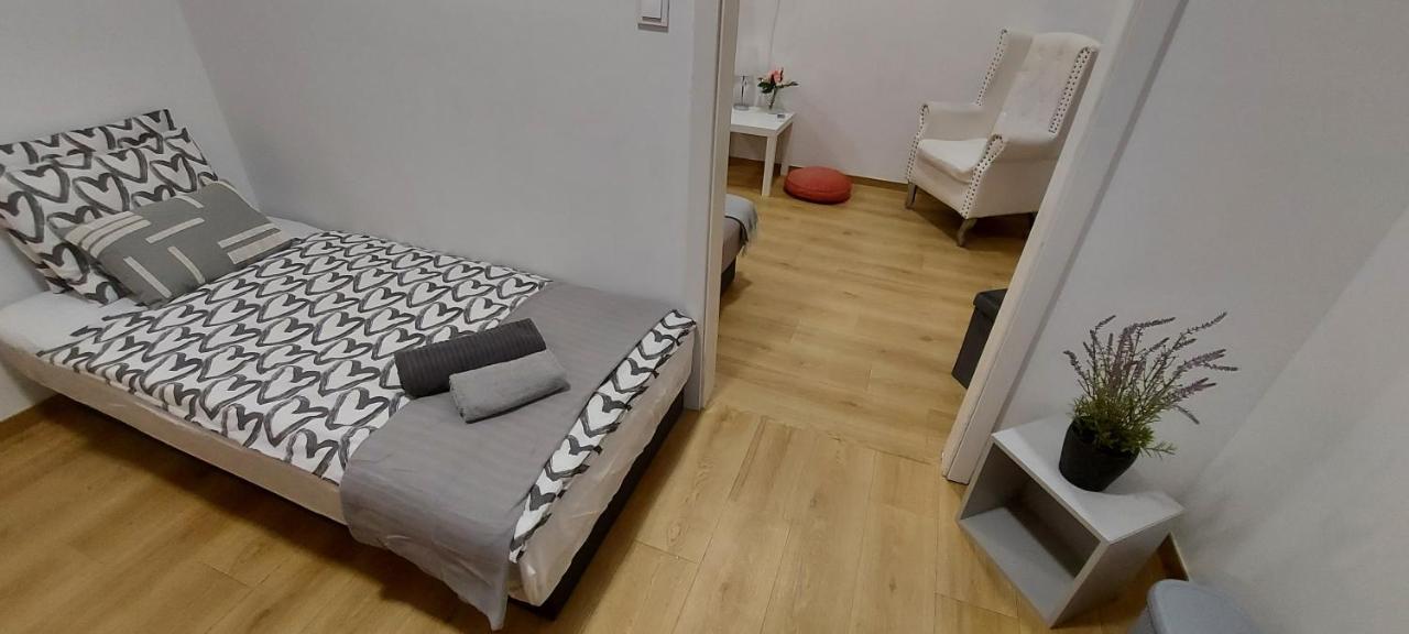 London Fog Apartment In The Party District Budapest Exteriör bild